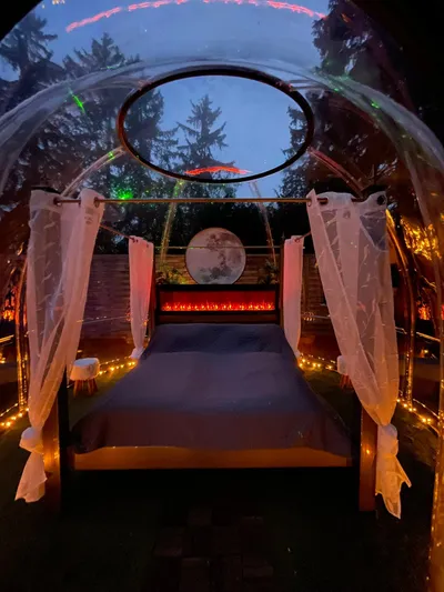 Bubble-Hotel am Abend