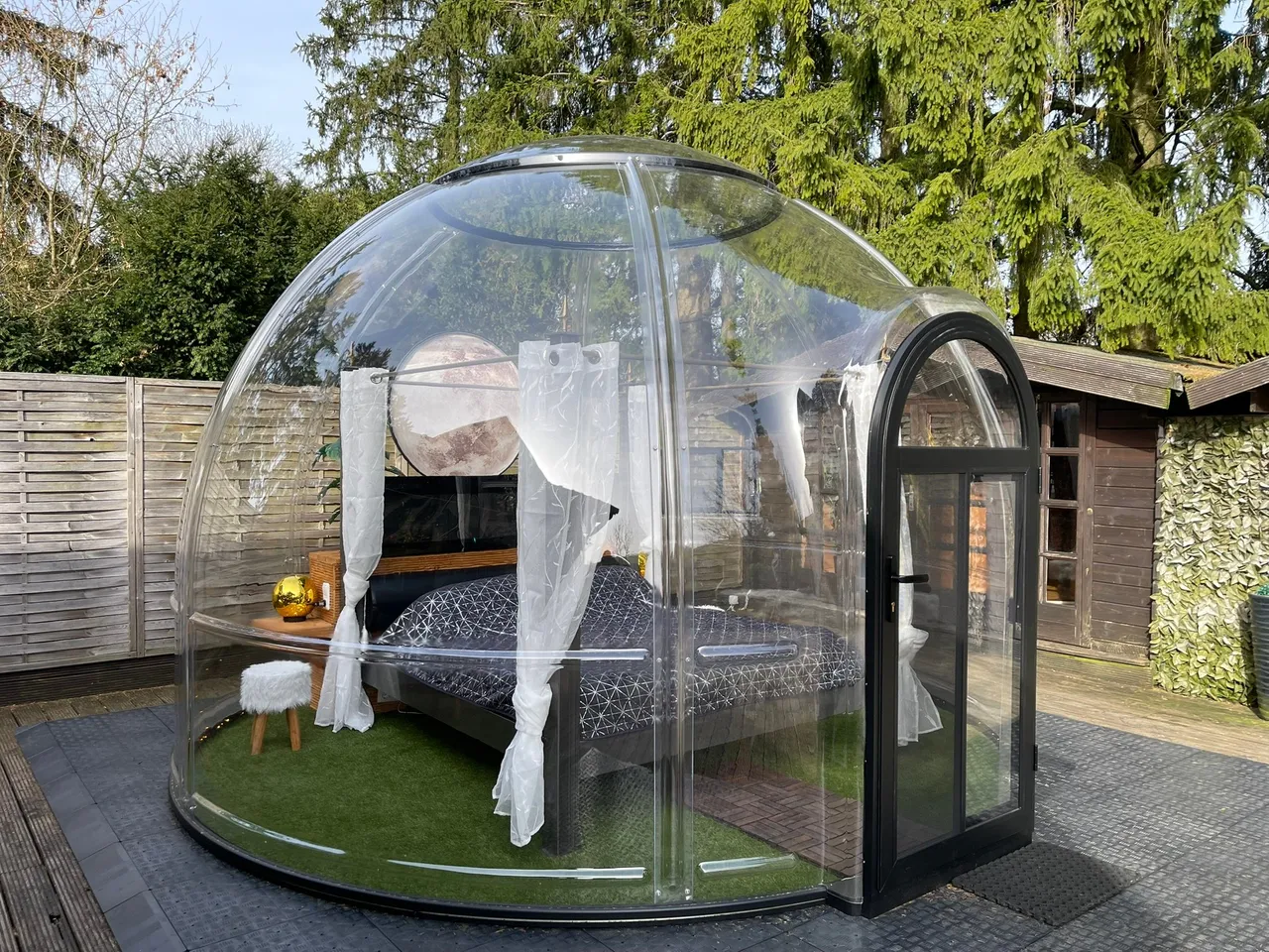 Bubble-Hotel-bei-Tageslicht