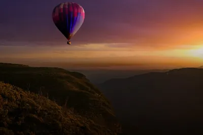 Flying & freefall experiences: hot air balloon over the hills at sunset