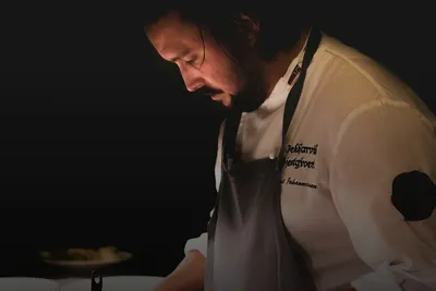Food & drink experiences: chef carefully plating a dish