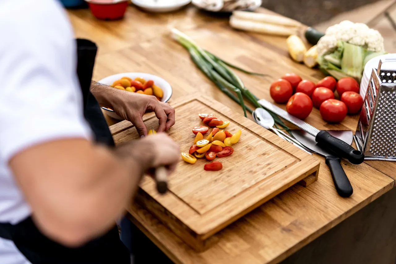 A person cutting tomatoes