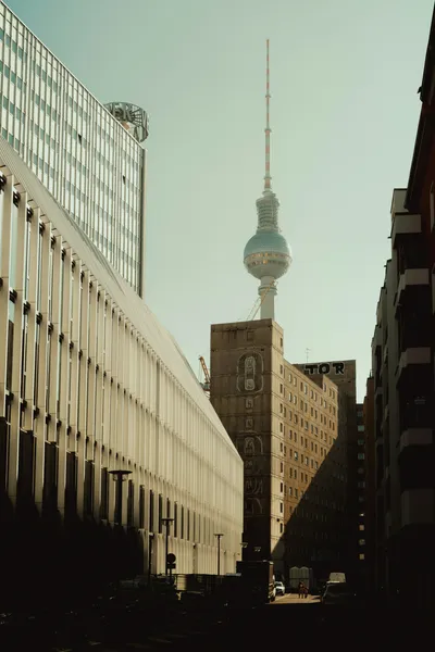 Der Berliner Fernsehturm über den Dächern von Berlin