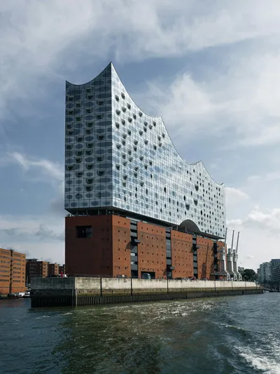 Die Elbphilharmonie an der Elbe in Hamburg