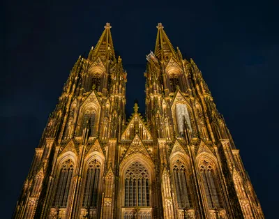 Der beleuchtete Kölner Dom bei Nacht