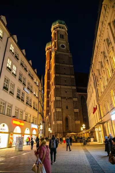 Die beleuchtete Frauenkirche in München bei Nacht