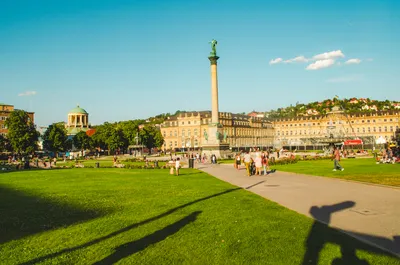 Park mit Schloss und Denkmal in der Stuttgarter Innenstadt
