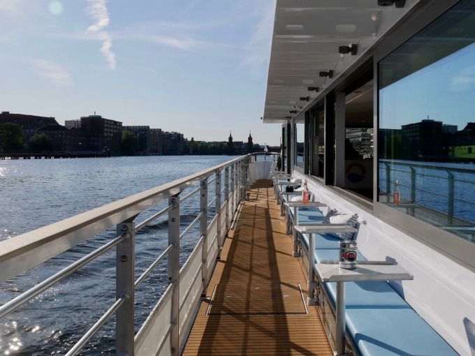 Berlin Ostwärts Tour mit Solarschiff – Spreefahrt durch Natur & Geschichte ab Oberbaumbrücke - Image 2
