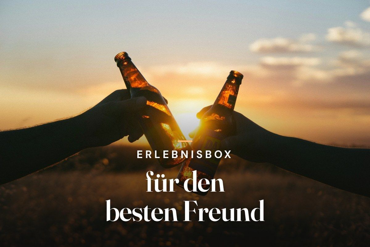Experience gift box for your best friend – two beer bottles clinking at sunset