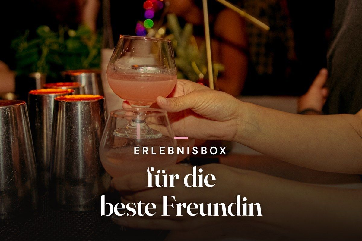 Experience gift box for your best friend – hands holding pink cocktails at a bar