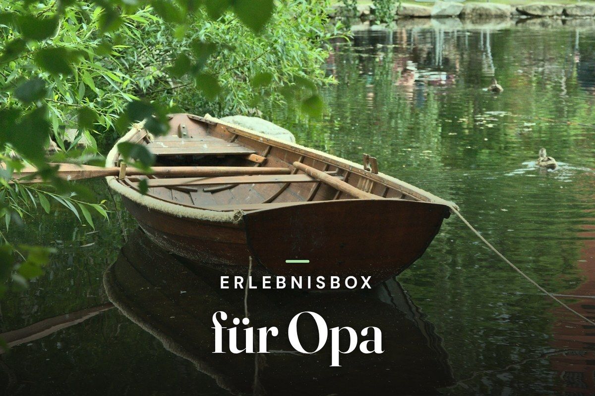 Experience gift box for grandpa – wooden rowing boat moored on a calm, tree-lined pond