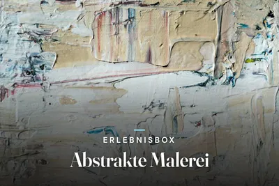 Close-up of thick, textured layers of beige, white and blue paint on canvas, with the title "Erlebnisbox Abstrakte Malerei".