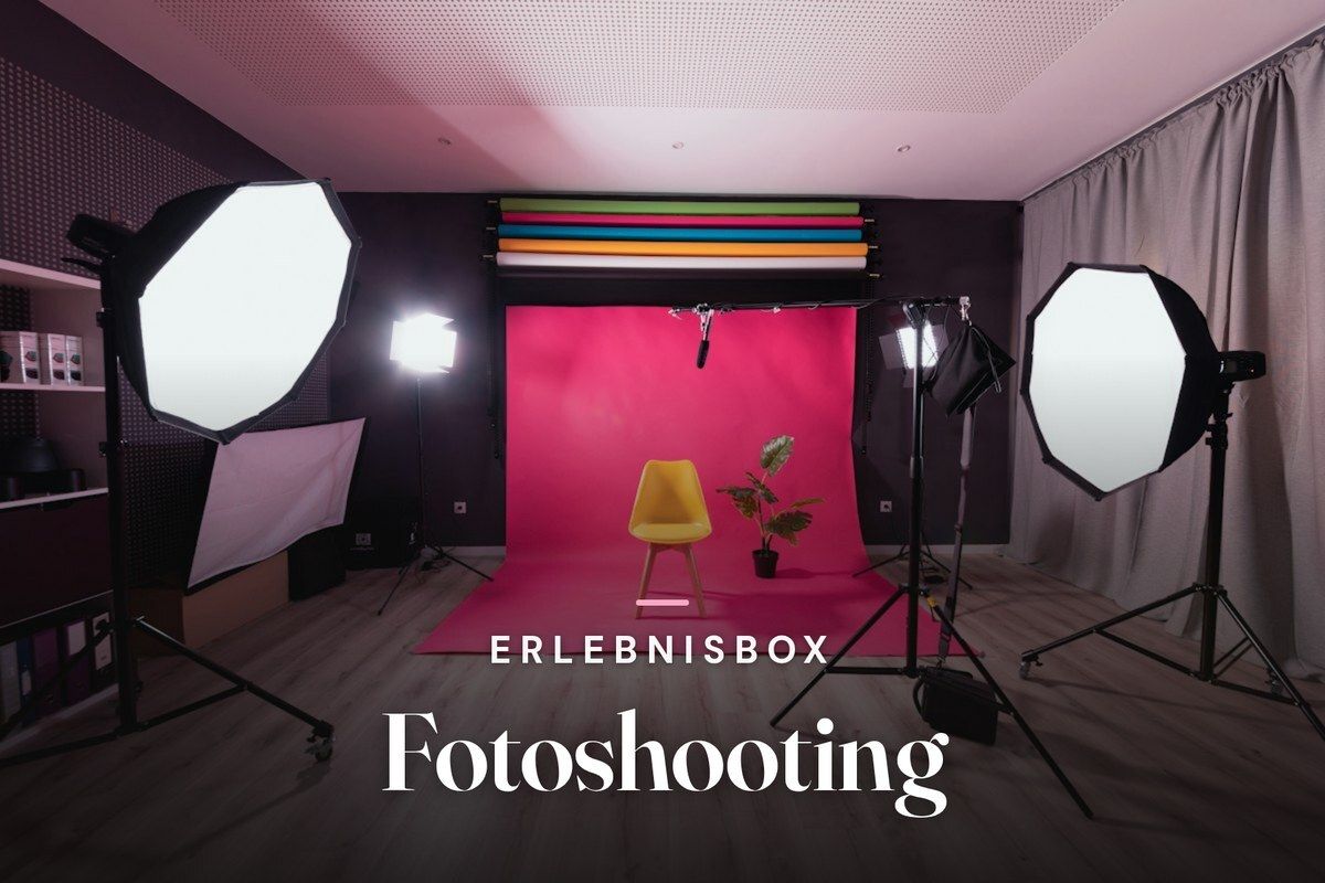 Photo studio with softbox lights, pink backdrop and a yellow chair, overlaid with the title Erlebnisbox Fotoshooting