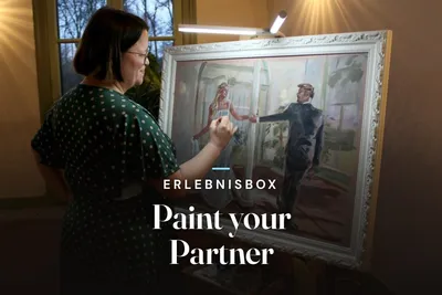 Woman painting a wedding couple portrait on a framed canvas at an easel, overlaid with the title Erlebnisbox Paint your Partner