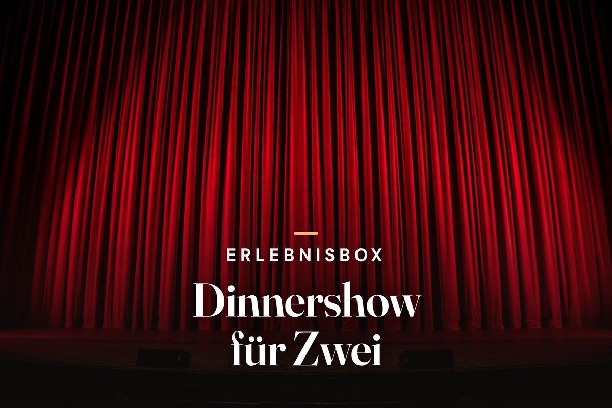 Red velvet stage curtain in a theater, overlaid with the title Erlebnisbox Dinnershow für Zwei