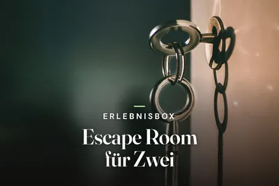 Old key hanging in a lock in a dimly lit room, overlaid with the title Erlebnisbox Escape Room für Zwei