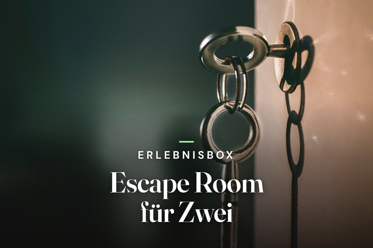 Old key hanging in a lock in a dimly lit room, overlaid with the title Erlebnisbox Escape Room für Zwei