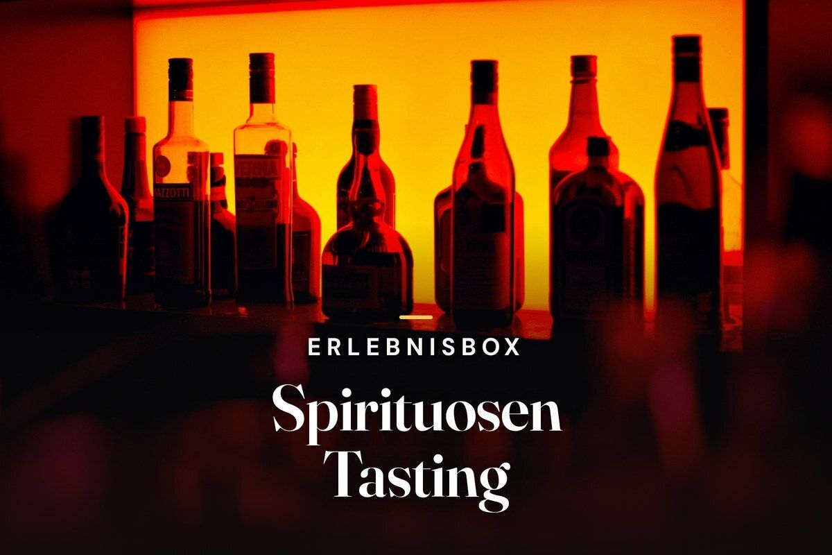 Silhouettes of spirit bottles lined up on a shelf in front of a glowing orange backlight in a bar, with the text “Erlebnisbox – Spirituosen Tasting”