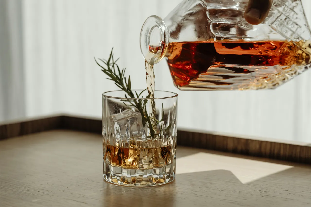 Whisky getting poured in a glas
