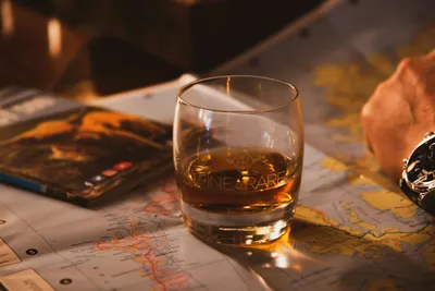 A glas of whisky on a table