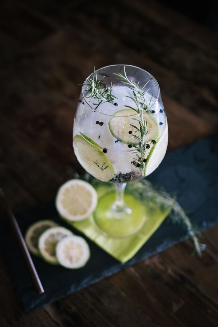 A glas of gin tonic