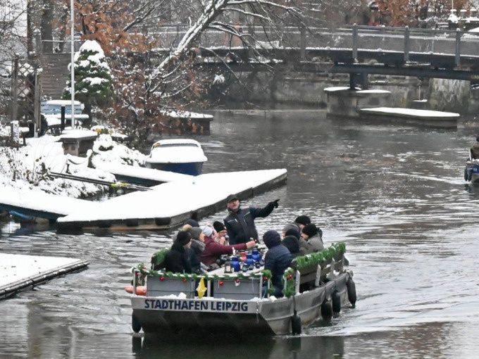 Motorbootrundfahrt ''Winterliche Glühweintour'' mit Clara Schumann - Image 1