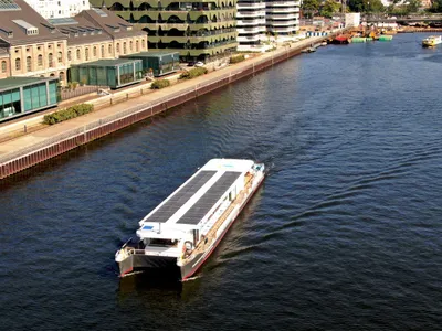 Berlin Ostwärts Tour mit Solarschiff – Spreefahrt durch Natur & Geschichte ab Oberbaumbrücke - Image 1