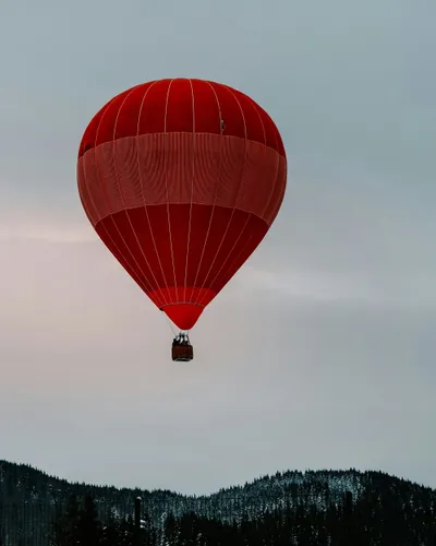 Im Heißluftballon über die Berge schweben - Gift Image