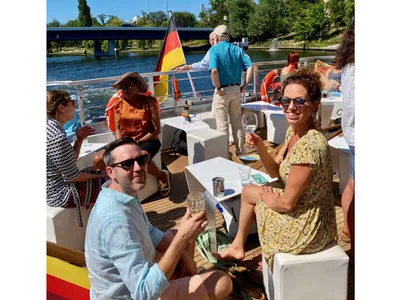 Berlin Highlight Tour ab Märkischem Ufer – entspannte Spreefahrt mit Solarschiff - Image 8