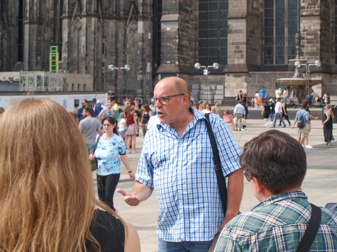 A tour guide explaining about Cologne city