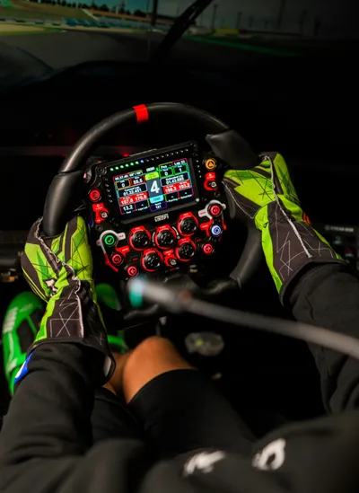 Duell im Full-Motion-Rennsimulator - Gift Image