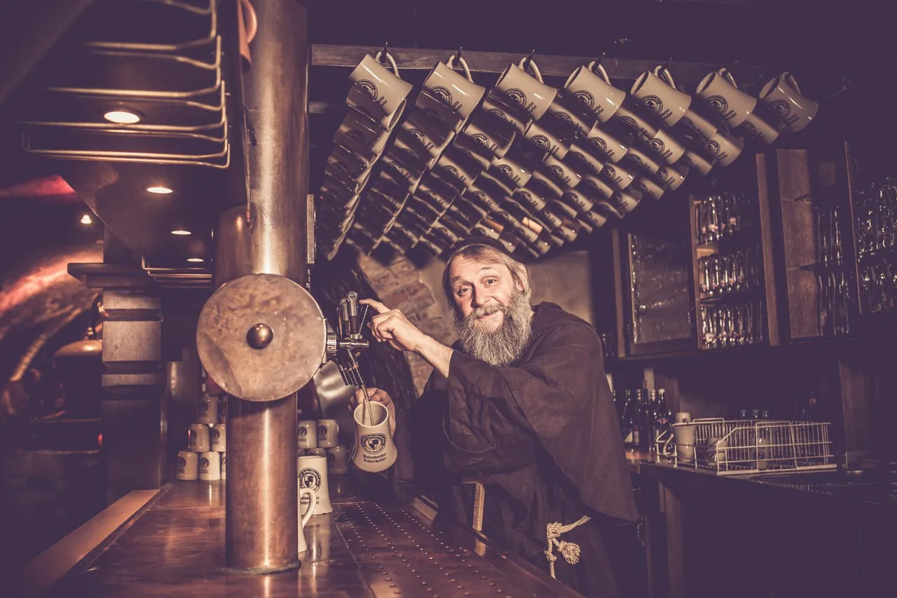 Servant in medieval garb pouring drinks at the cellar bar