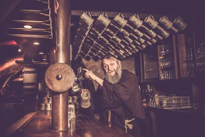 Servant in medieval garb pouring drinks at the cellar bar