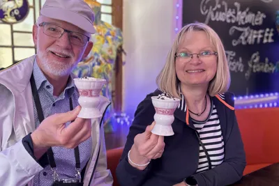 Two people holding an original coffee speciality from Rüdesheim