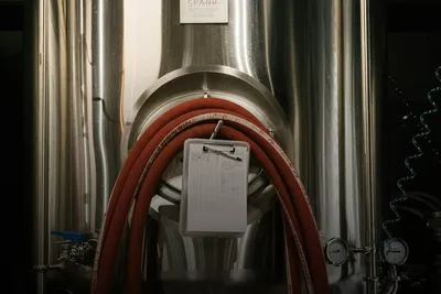 Beer brewing course: stainless steel brewing tanks with hoses