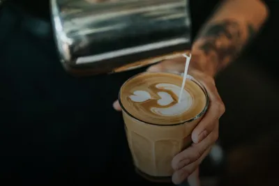 Drinks courses: barista pouring latte art