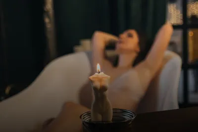 Experiences for two: woman relaxing in a candlelit bathtub