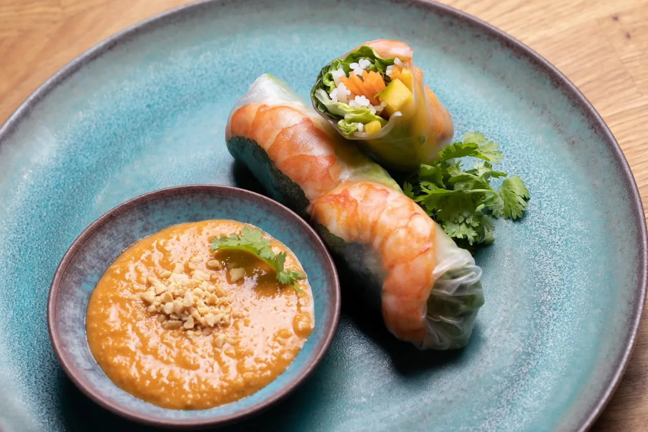 Summer rolls with peanut butter dip