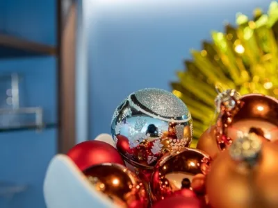 Tannenduft & Lichterglanz – Weihnachtliche Berlin Highlight Tour mit dem Solarschiff Hermine – 2,5h Spreefahrt ab Oberbaumbrücke - Image 1