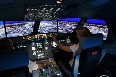 Anflug auf Dubai bei Nacht
