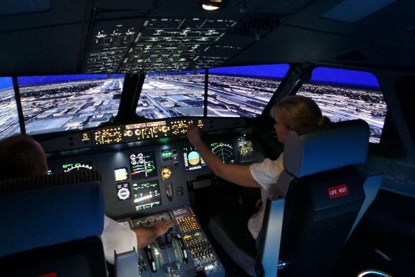 Anflug auf Dubai bei Nacht