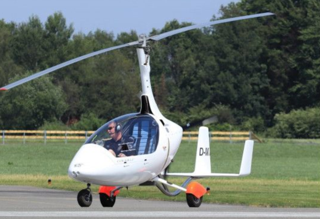 Tragschrauber auf Startbahn