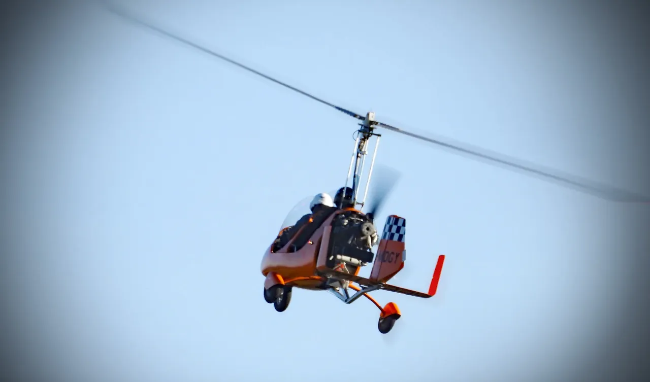 Tragschrauber in der Luft