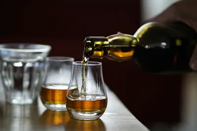 Whisky getting poured in 2 glasses