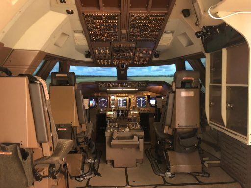 Insight of a Boing 747-400 airliner simulator